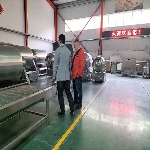 外國客戶來天潤,考察真空滾揉機等系列肉類制品設備,洽談合作(圖4) 外國客戶來天潤,考察真空滾揉機等系列肉類制品設備,洽談合作(圖4)