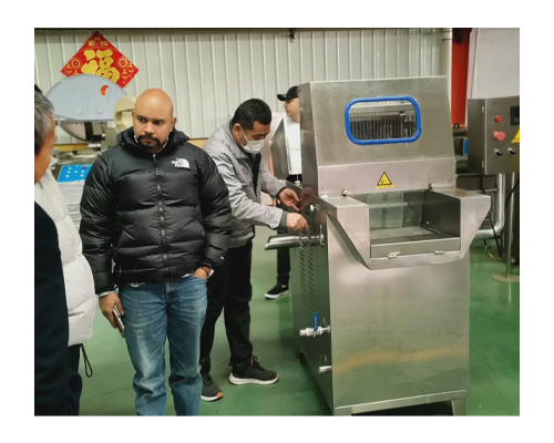 哥倫比亞客戶到天潤公司參觀考察真空滾揉機及鹽水注射機等(圖2) 哥倫比亞客戶到天潤公司參觀考察真空滾揉機及鹽水注射機等(圖2)