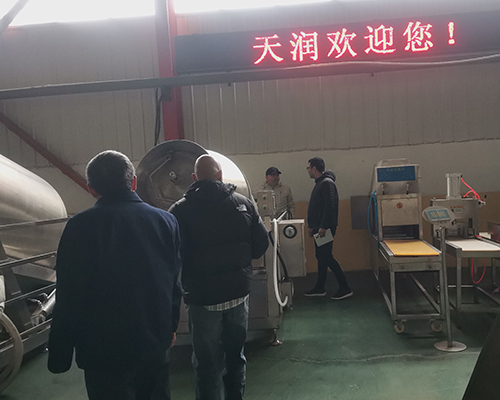 哥倫比亞客戶到天潤公司參觀考察真空滾揉機及鹽水注射機等(圖5) 哥倫比亞客戶到天潤公司參觀考察真空滾揉機及鹽水注射機等(圖5)