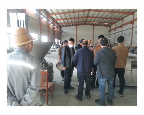 成都客戶來天潤參觀考察真空葉片式擠出機和真空滾揉機系列(圖3) 成都客戶來天潤參觀考察真空葉片式擠出機和真空滾揉機系列(圖3)