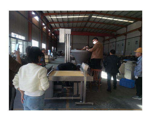 成都客戶來天潤參觀考察真空葉片式擠出機和真空滾揉機系列(圖2) 成都客戶來天潤參觀考察真空葉片式擠出機和真空滾揉機系列(圖2)